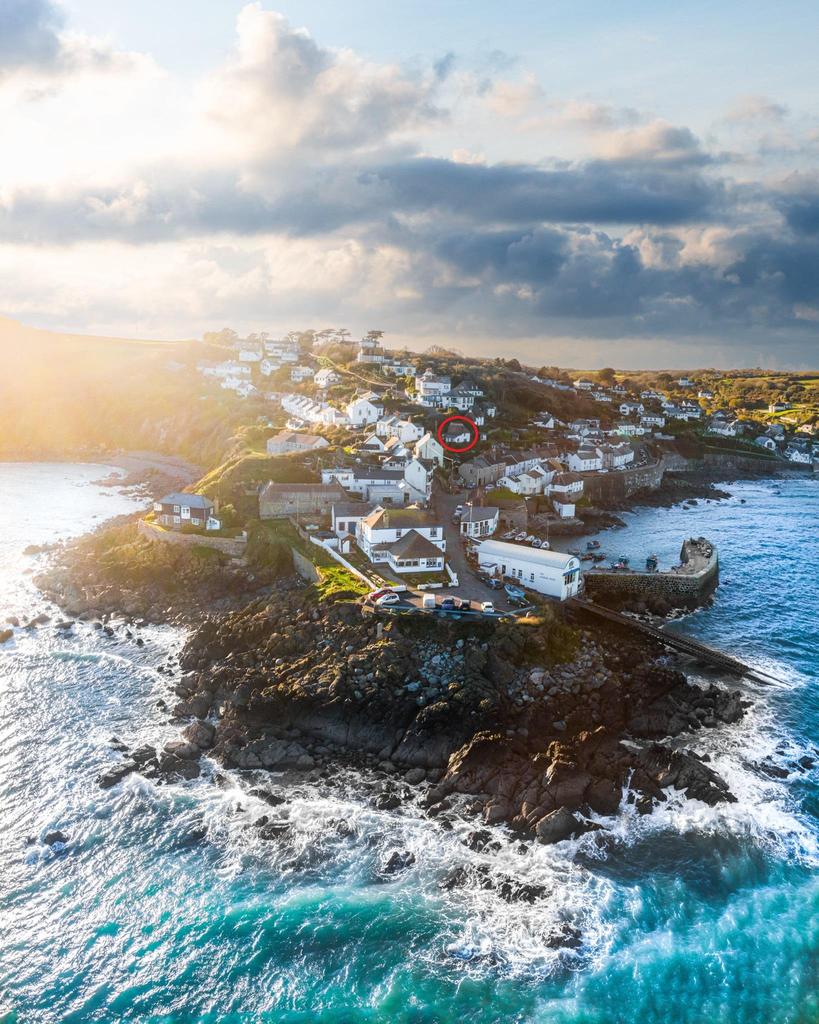 Sunny Corner, Coverack, Helston, Cornwall, TR12 2 bed detached house