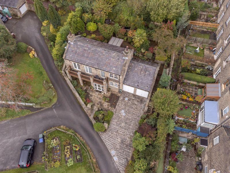 St. Marys Road, Keighley, Riddlesden, BD20 5PA 3 bed detached house £