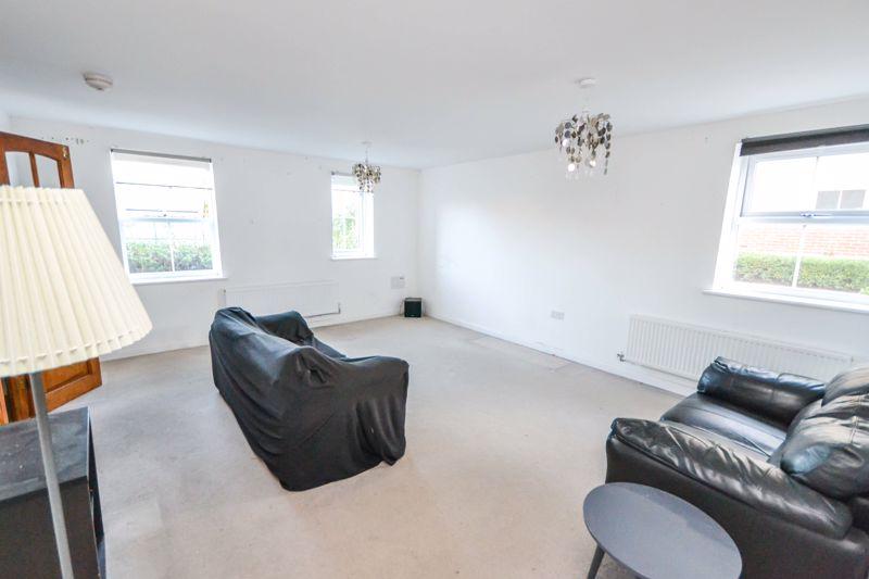 St. Andrews Way, StanfordLeHope 2 bed apartment £265,000