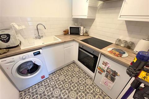 First Floor Flat, 13 Queen Street, Worthing, BN14 7BL