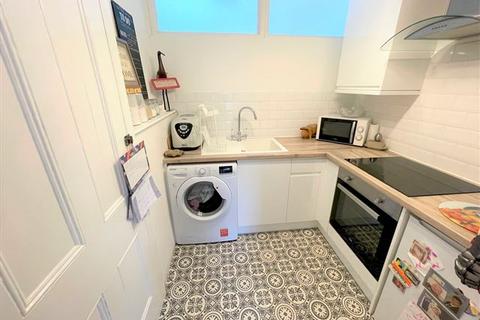 First Floor Flat, 13 Queen Street, Worthing, BN14 7BL