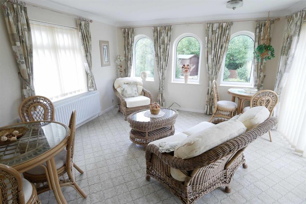 115 Lyndale Drive, Wrenthorpe, WF2 0NG. 3 bed detached bungalow £995