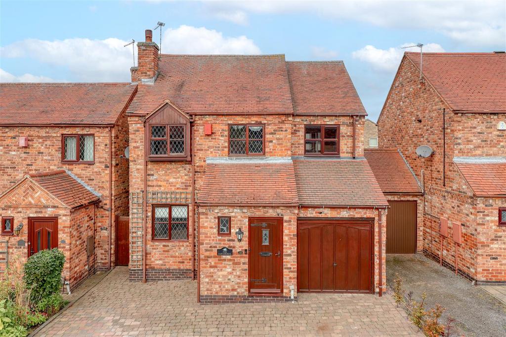 Scott Close, AshbydelaZouch 4 bed link detached house for sale £