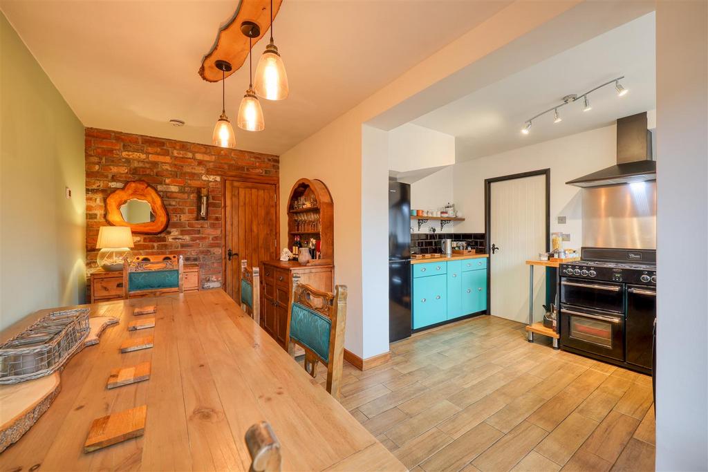 Scott Close, AshbydelaZouch 4 bed link detached house £363,500