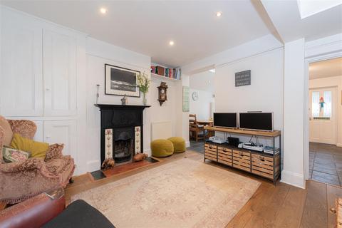 4 Albion Road, Reigate, RH2 7JY
