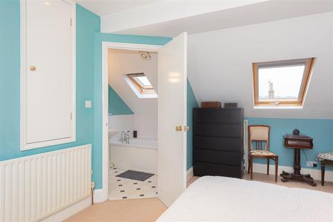 4 Albion Road, Reigate, RH2 7JY