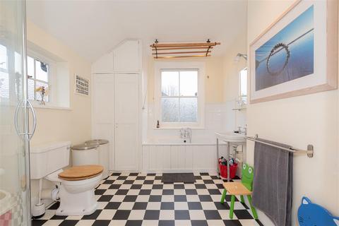 4 Albion Road, Reigate, RH2 7JY