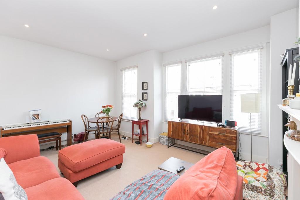 Edenvale Street, London 2 bed flat £1,800 pcm (£415 pw)