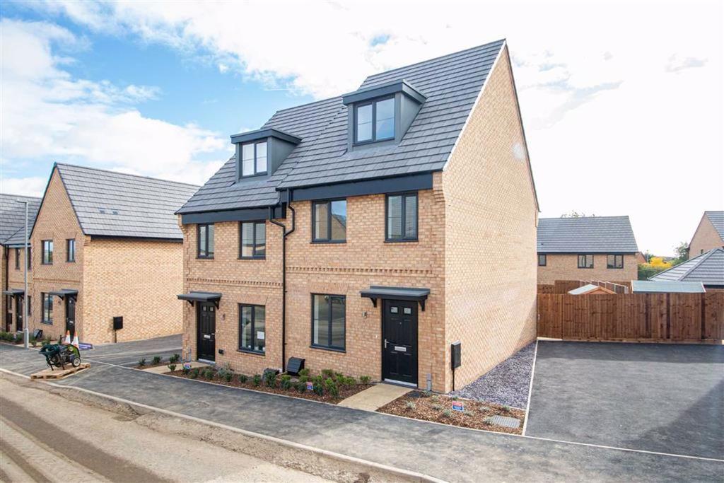 Limbrey Drive, Milton Keynes, Olney 3 bed townhouse £1,595 pcm (£368 pw)