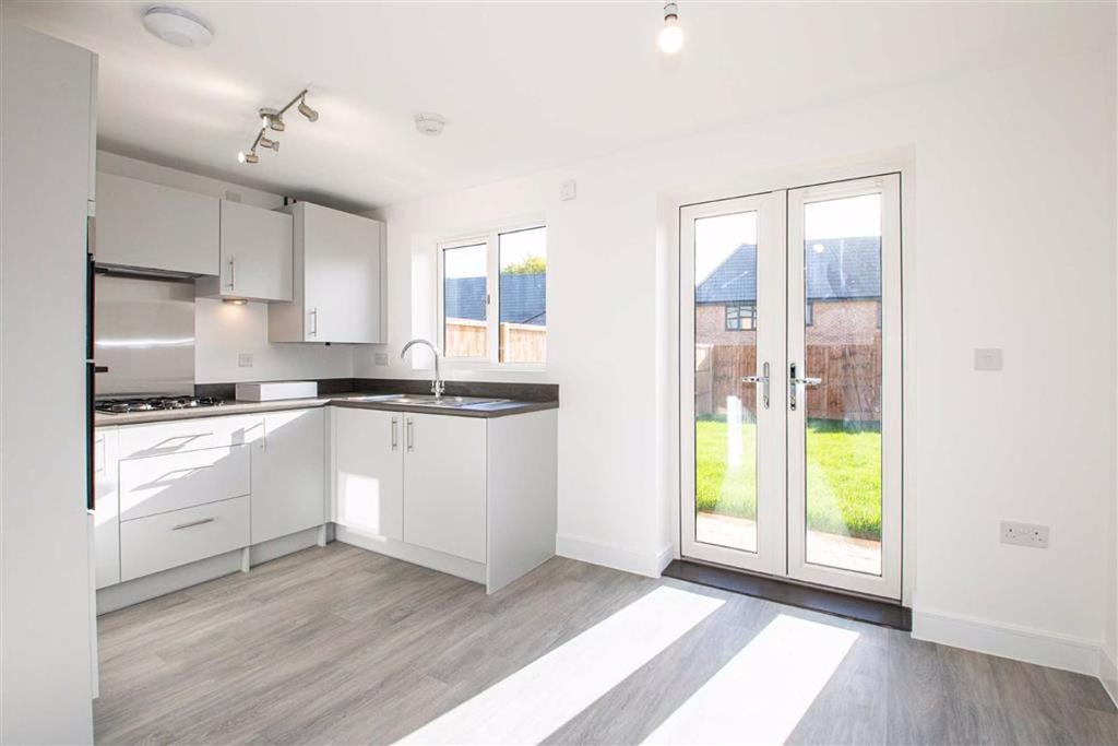 Limbrey Drive, Milton Keynes, Olney 3 bed townhouse £1,595 pcm (£368 pw)