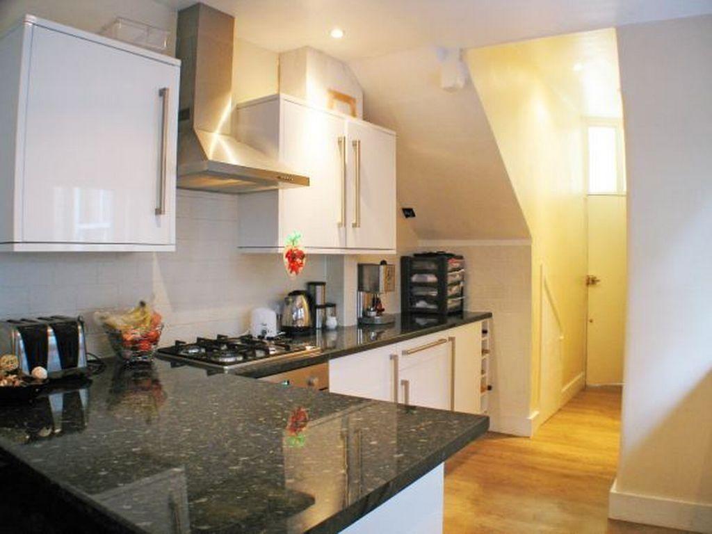 Kitchen 2.jpg