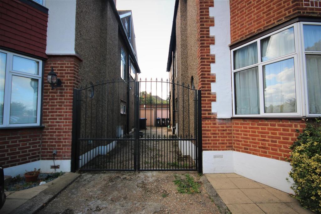 GARAGE WITH SHARED FRONTAL DRIVE IN &amp; WORKSHOP: