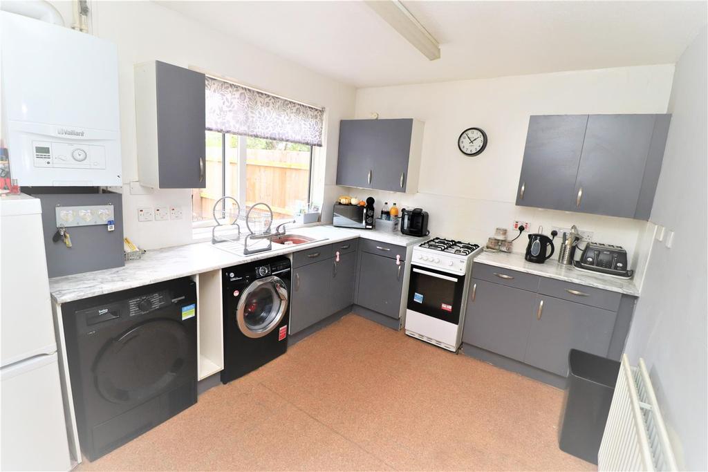 Topps Drive, Bedworth 3 bed detached house £850 pcm (£196 pw)