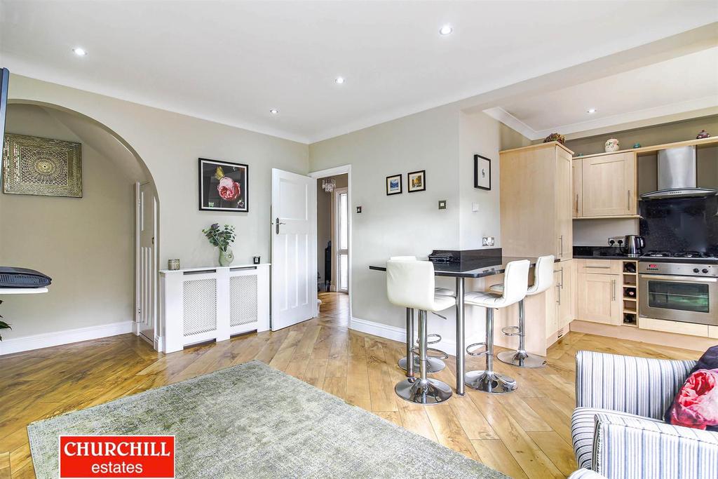Roding View, Buckhurst Hill 3 bed semidetached house £800,000