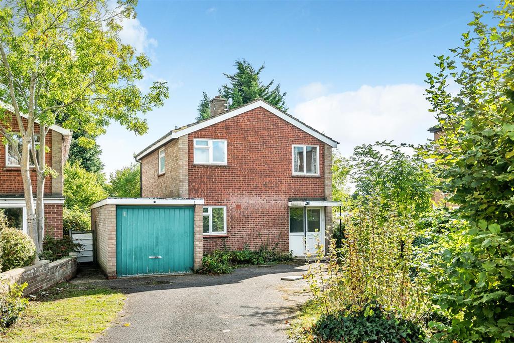 Waveney Avenue, Bedford 3 bed detached house £349,950