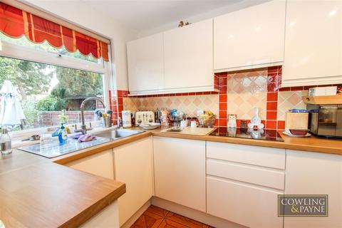 3 bedroom semi-detached house for sale - Kingley Close, Wickford