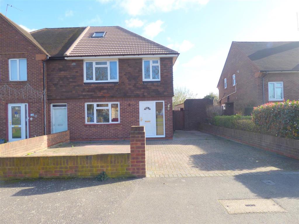 Convent Road, Ashford, TW15 3 bed end of terrace house £2,000 pcm (£