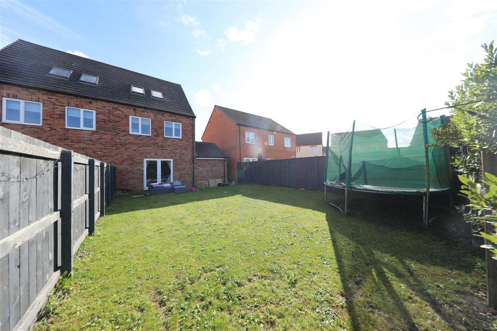 Windsor Park, Kingswood, Hull 3 bed semidetached house £210,000