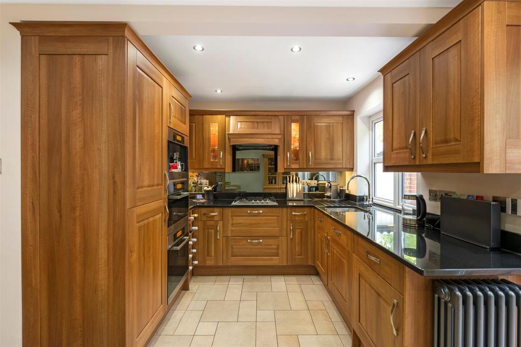 Kings Mead, South Nutfield, Redhill 3 bed end of terrace house £540,000