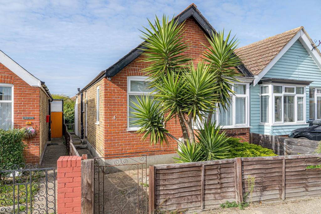 Clare Road, Whitstable 2 bed semidetached bungalow £380,000
