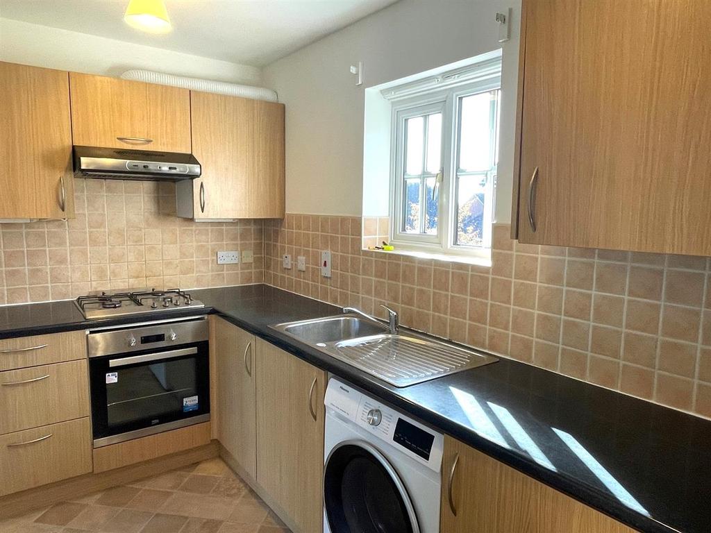 Berry Way, Andover, SP10 3RZ 2 bed £800 pcm (£185 pw)