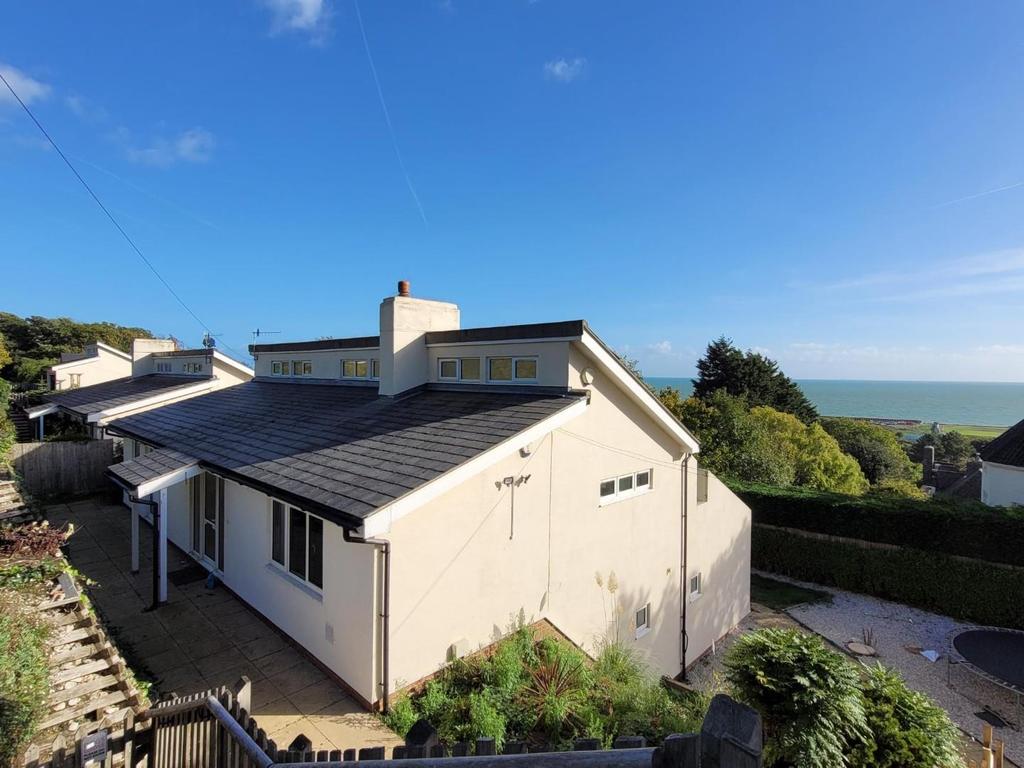 Cliff Road, Hythe 4 bed house £2,700 pcm (£623 pw)