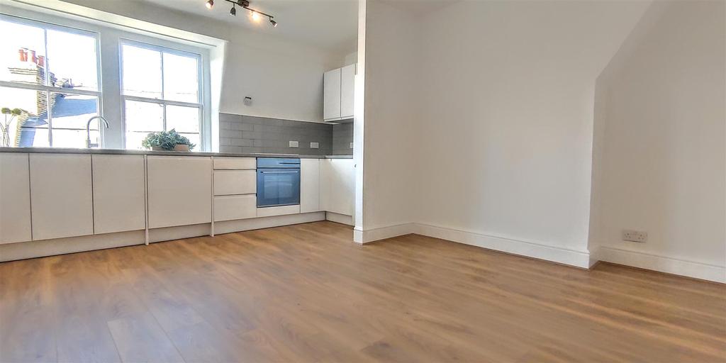 Glenmore Road, Belsize Park, NW3 3 bed flat £3,750 pcm (£865 pw)