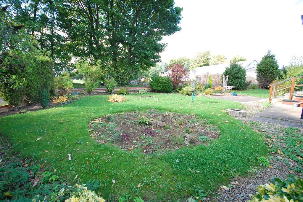2newfielddrive GARDEN2.JPG