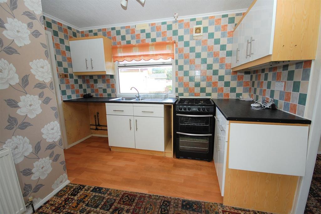 2newfielddrive KITCHEN.JPG