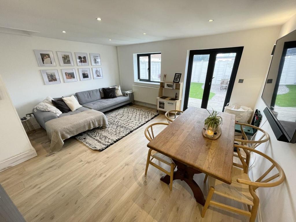 Holtham Avenue, Churchdown, Gloucester 3 bed semidetached house for