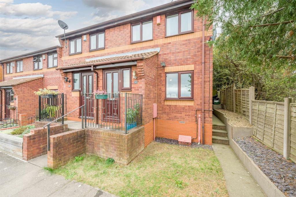 Southern Close, Kingswinford, DY6 8HS 2 bed end of terrace house £180,000