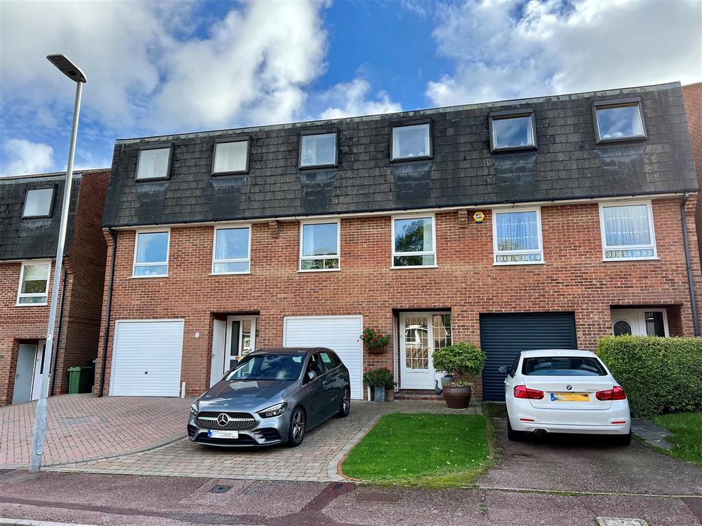 Downside Close, Eastbourne 3 bed townhouse for sale £385,000