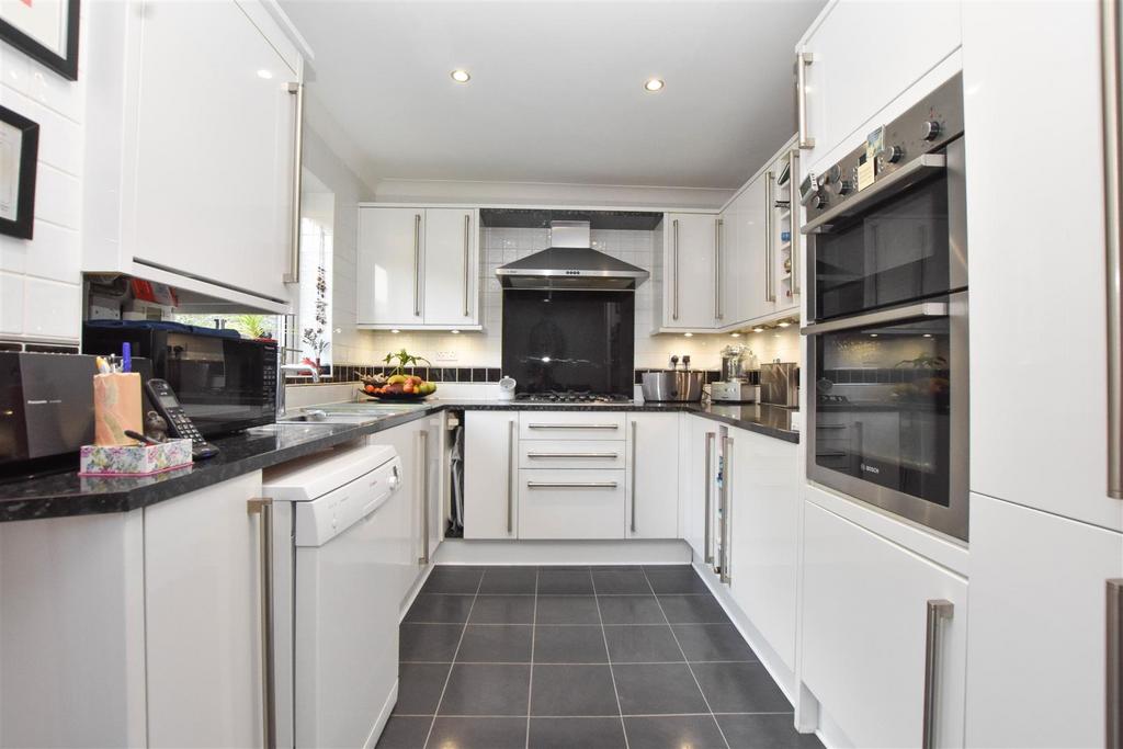 Downside Close, Eastbourne 3 bed townhouse for sale £385,000