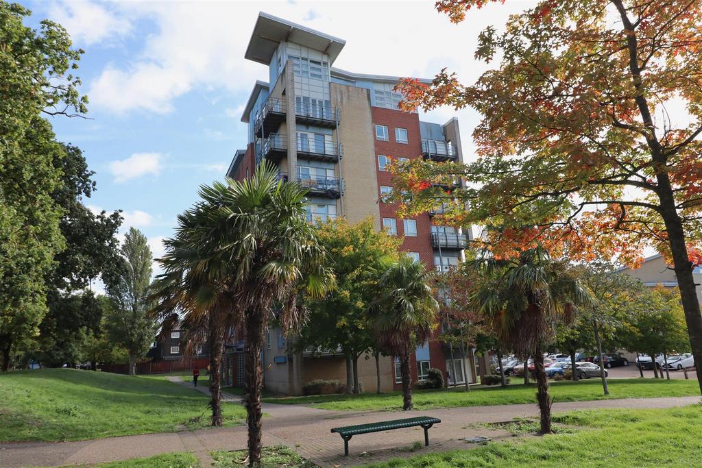 Forty Lane, Wembley 2 bed flat £2,100 pcm (£485 pw)