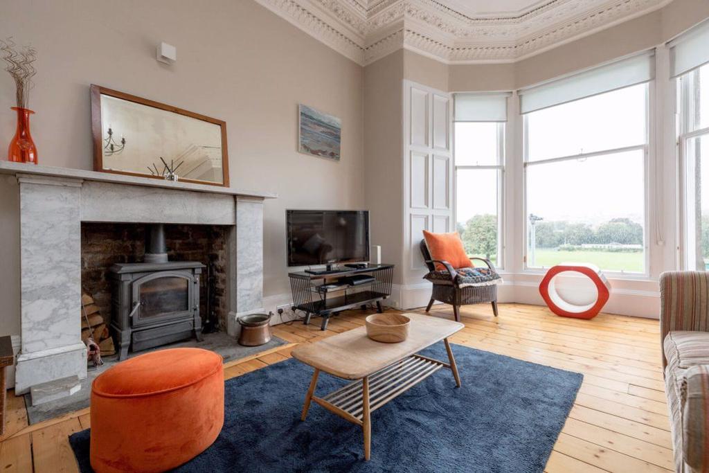 Eildon Street, Edinburgh 4 bed flat £2,950 pcm (£681 pw)