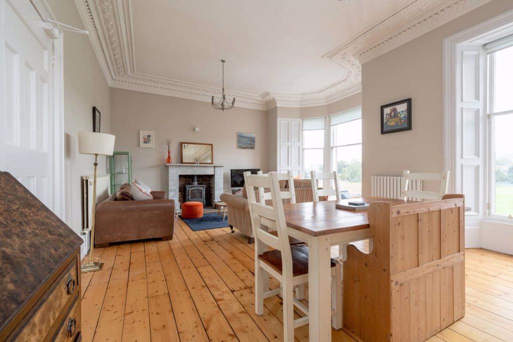 Eildon Street, Edinburgh 4 bed flat £2,950 pcm (£681 pw)