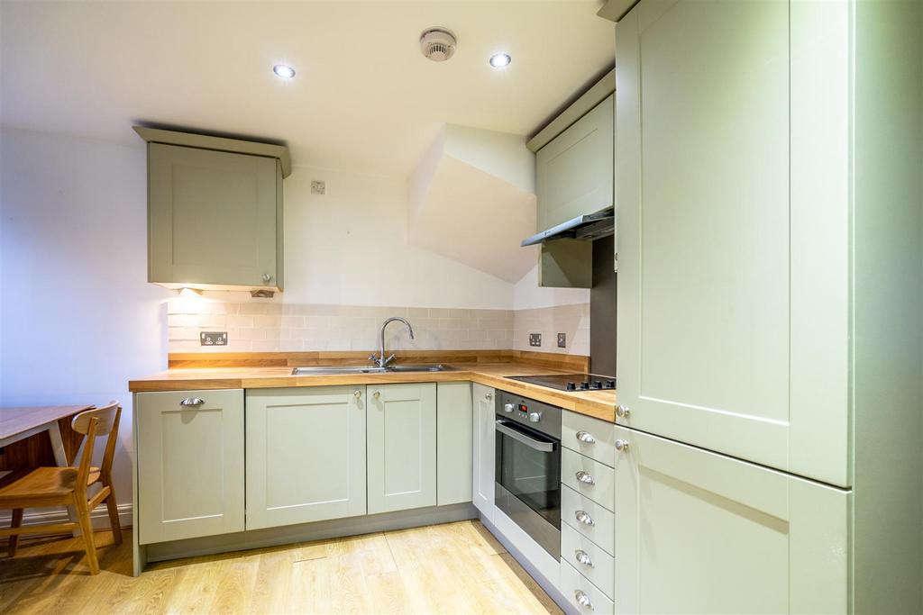 Bootham Green, York, YO30 7EJ 2 bed townhouse £995 pcm (£230 pw)