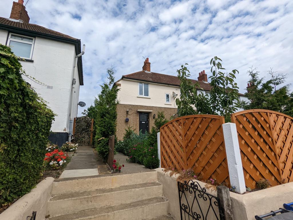 Hillcrest Avenue, Grays RM20 3 bed end of terrace house for sale £355,000