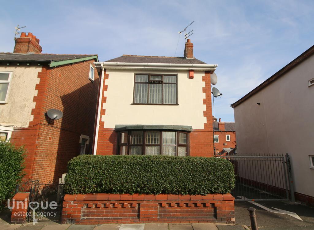 Grenfell Avenue, Blackpool, FY3 2 bed detached house £105,000