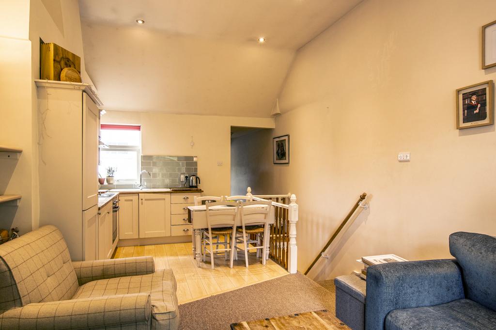 London Road, Burgess Hill RH15 1 bed flat £825 pcm (£190 pw)