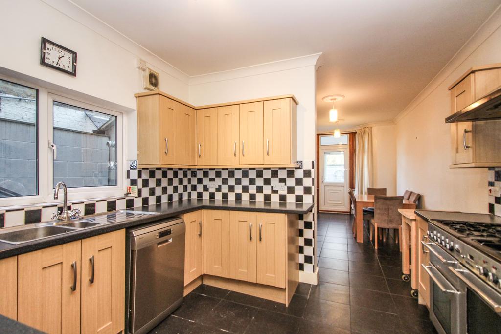 Sidney Road, Forest Gate E7 4 bed terraced house £2,395 pcm (£553 pw)