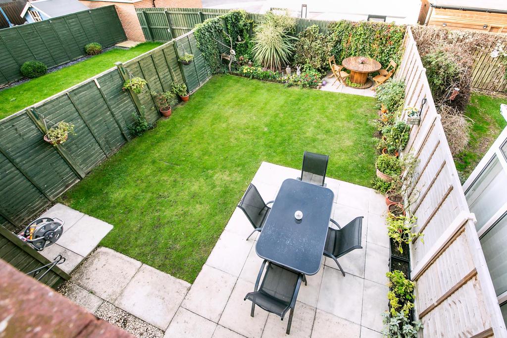 Broadmanor, Pocklington, York, North Yorkshire, YO42 2GB 2 bed end of