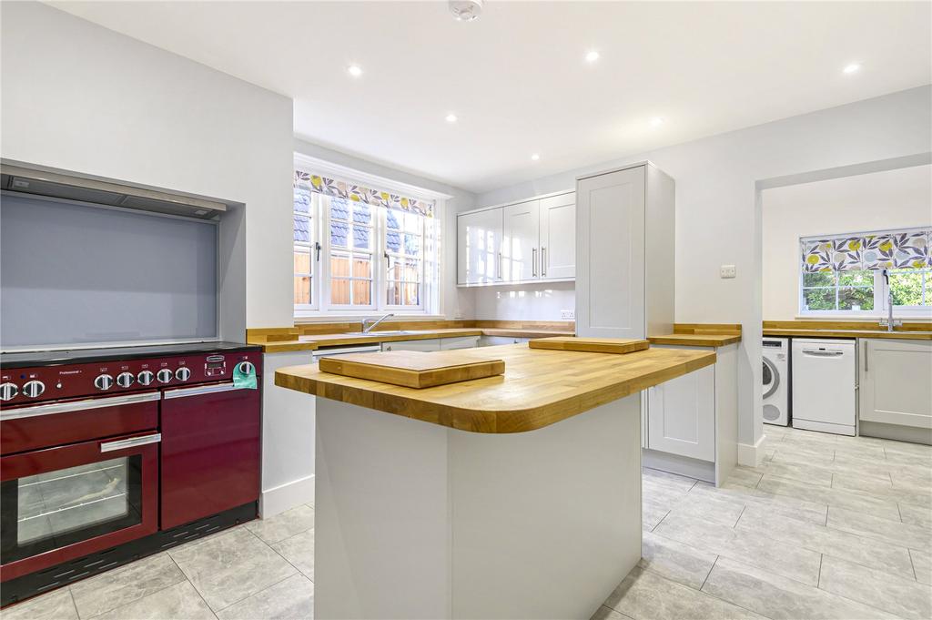 Esher Avenue, WaltonOnThames, KT12 4 bed house £3,800 pcm (£877 pw)