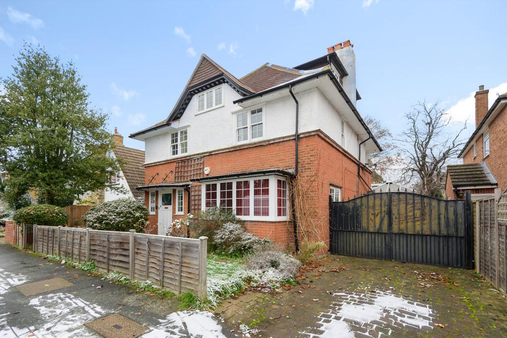 Esher Avenue, WaltonOnThames, KT12 4 bed house £3,800 pcm (£877 pw)