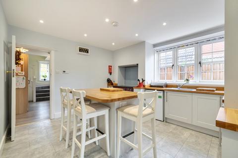 4 bedroom detached house to rent, Esher Avenue, Walton-On-Thames, KT12