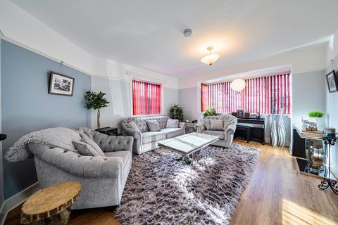 4 bedroom detached house to rent, Esher Avenue, Walton-On-Thames, KT12