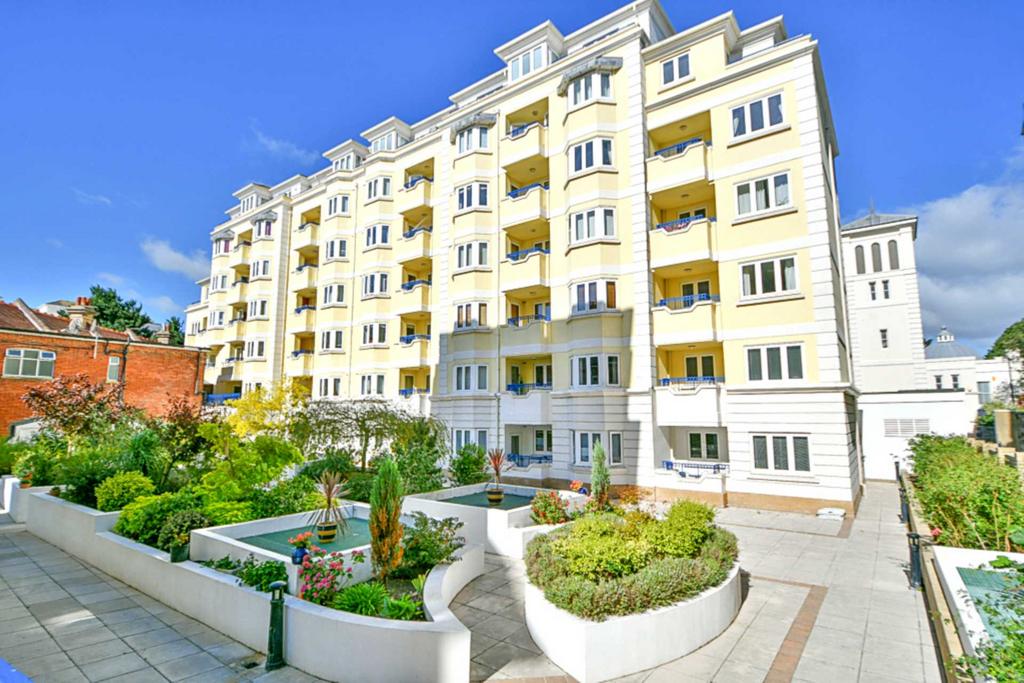 Compton Street, Eastbourne 2 bed apartment for sale £395,000