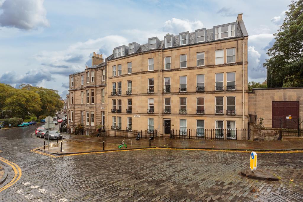 32/3 St Bernard's Crescent, Edinburgh, EH4 1NS 2 bed flat £350,000