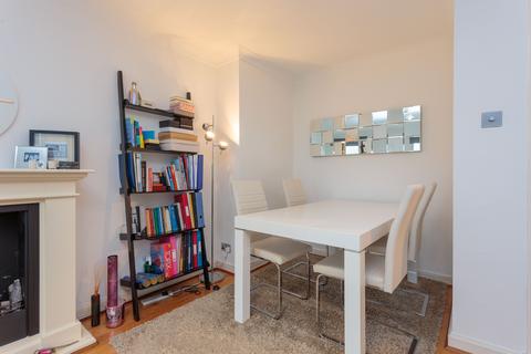 32/3 St. Bernards Crescent, Edinburgh, EH4 1NS