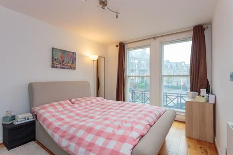 32/3 St. Bernards Crescent, Edinburgh, EH4 1NS